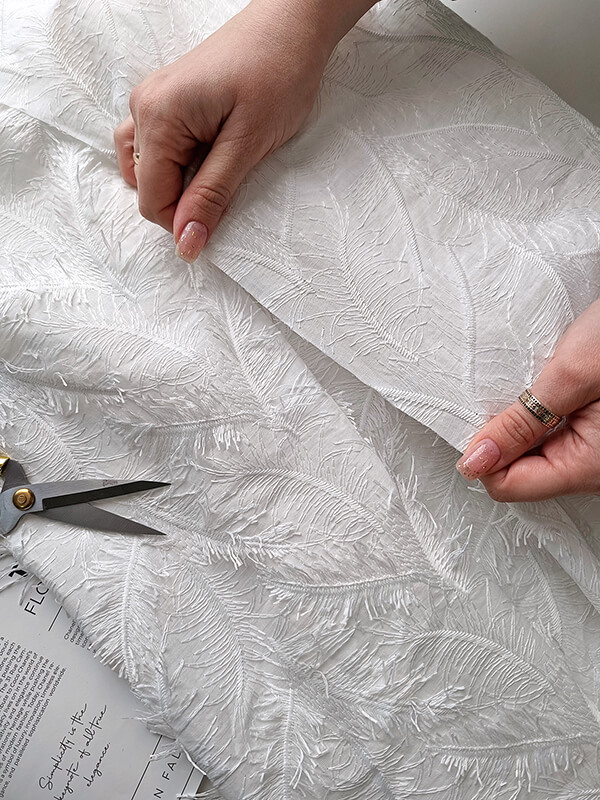 Батист фактурный перья "Молочный"