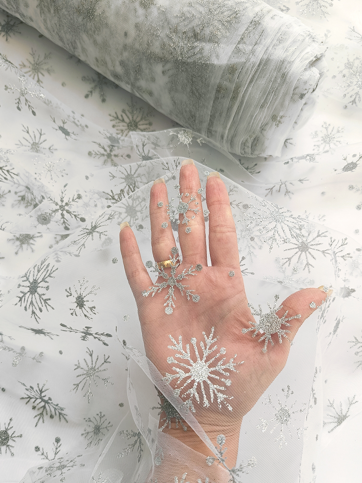 Серебряные снежинки на белом еврофатине