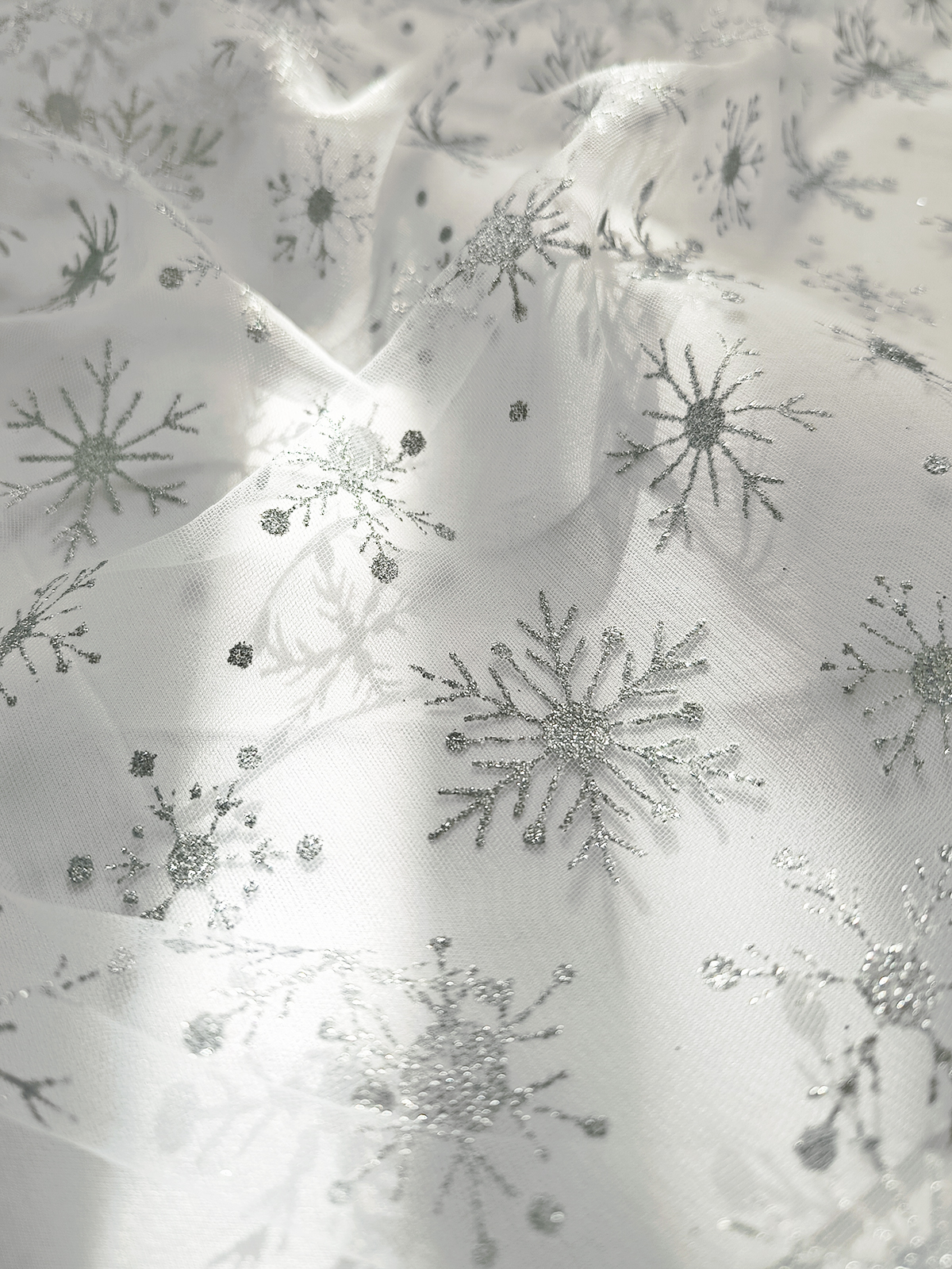 Серебряные снежинки на белом еврофатине