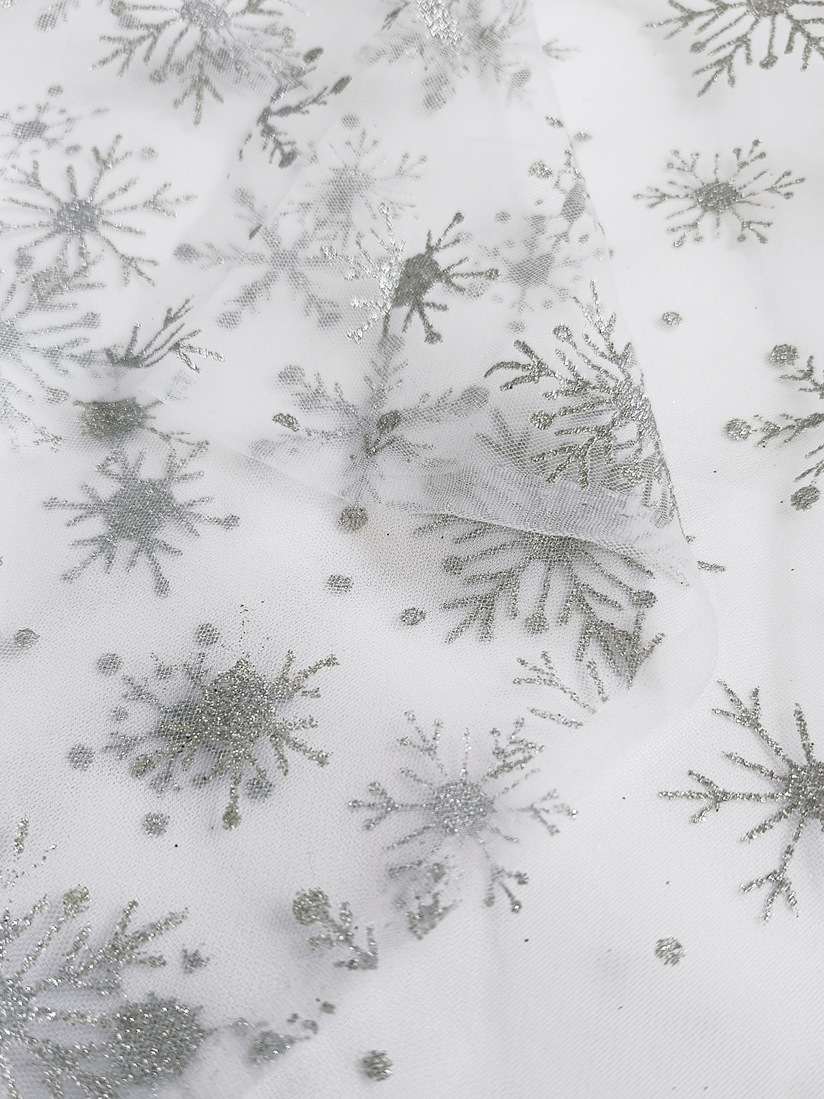 Серебряные снежинки на белом еврофатине