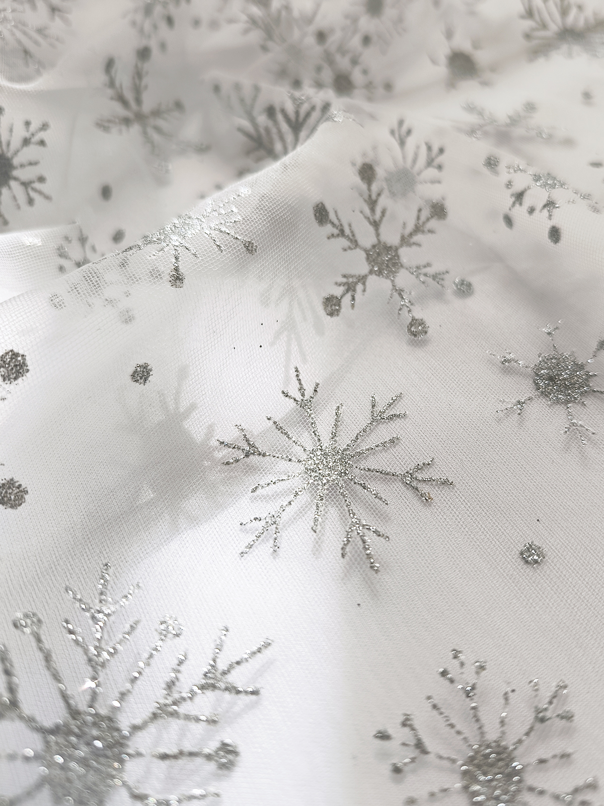Серебряные снежинки на белом еврофатине