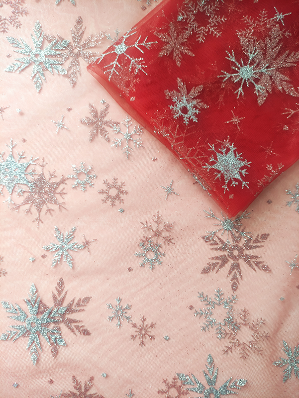 Снежинки на красном еврофатине