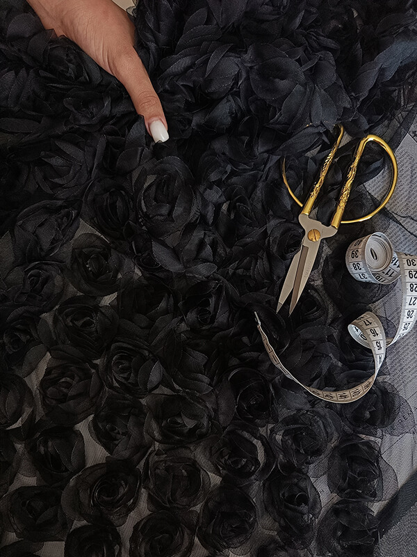 Сетка с цветами розы "Чёрный"