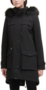 Удлиненное черное пальто с меховым воротником и объемными карманами DKNY