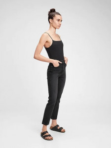Женские джинсы  прямого кроя со средней посадкой укороченные черные GAP