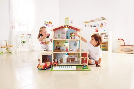 Кукольный домик Hape Семейный особняк, 7 предметов мебели, 4 куклы