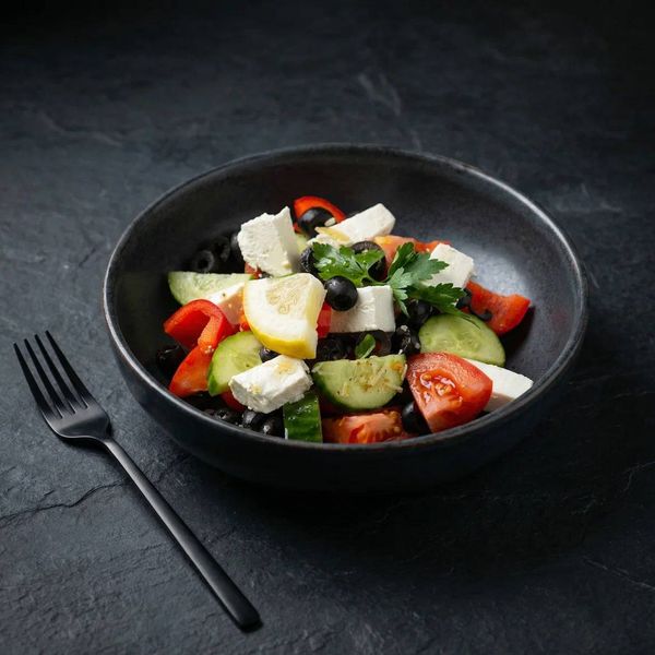 Греческий салат со свежими овощами и сыром фета. Каталожная съемка легких закусок для сайта