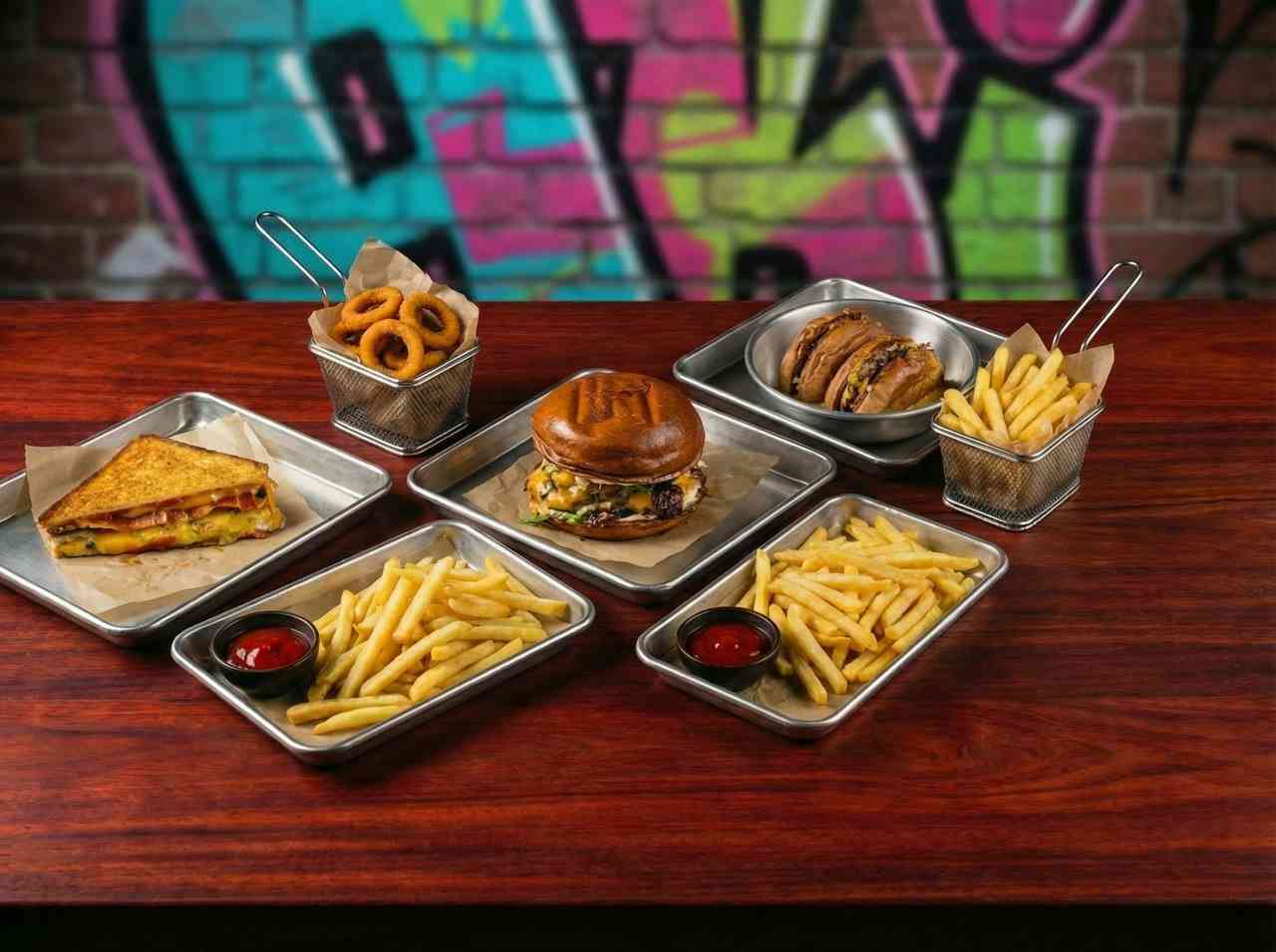 Профессиональная съемка фаст-фуда: яркий визуальный контент в уличном стиле для обложки в сервисах доставки