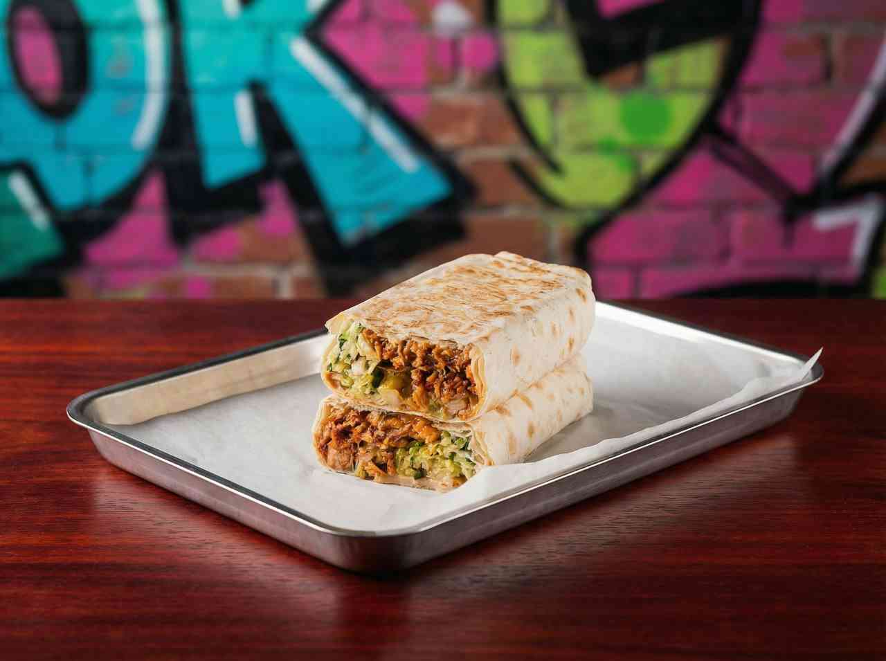 Каталожная фотография шаурмы в разрезе на крафтовой бумаге. Предметная съемка стрит-фуда на металлическом подносе для агрегаторов