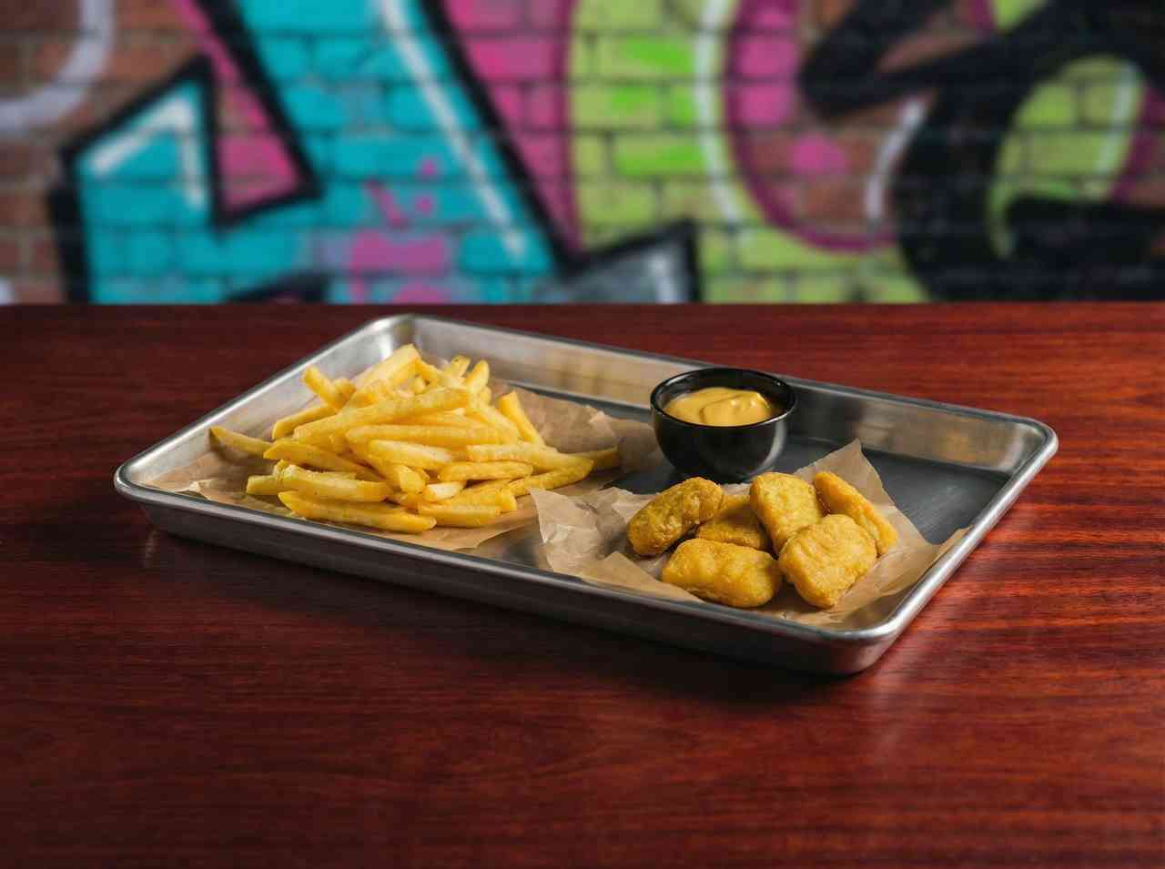 Комплексная подача фаст-фуда: наггетсы с картофелем фри и соусом. Фото закусок для меню Яндекс Еда и Delivery