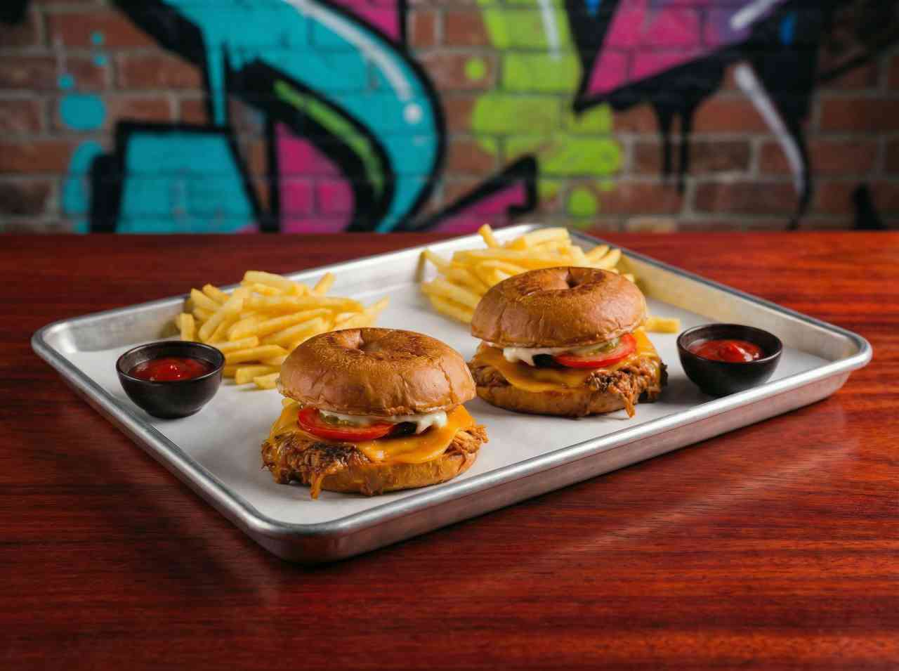 Профессиональная съемка фаст-фуда: два крафтовых бургера с картофелем фри. Яркий визуальный контент в уличном стиле для социальных сетей