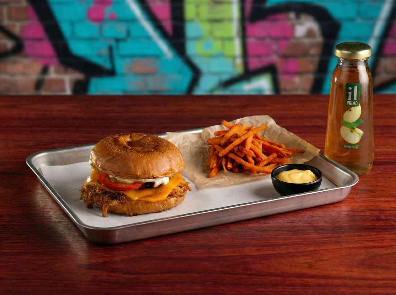 Стильная фуд-фотография крафтового бургера с бататом фри. Креативная подача комбо-набора для сервисов доставки еды