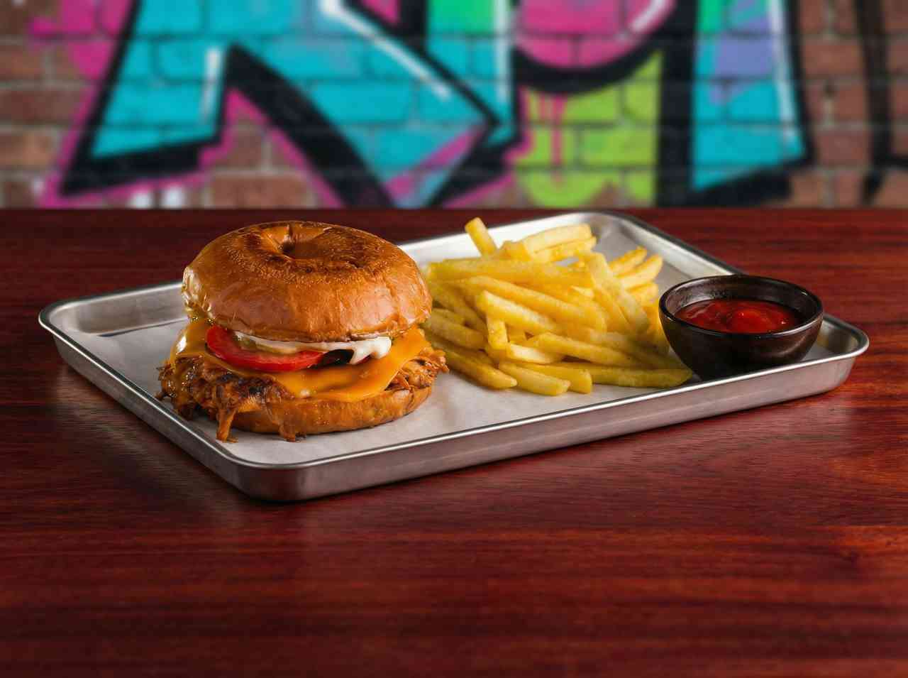 Стильная фуд-фотография бургера с говяжьей котлетой и картофелем фри. Креативная подача фаст-фуда для сервисов Яндекс Еда и Delivery