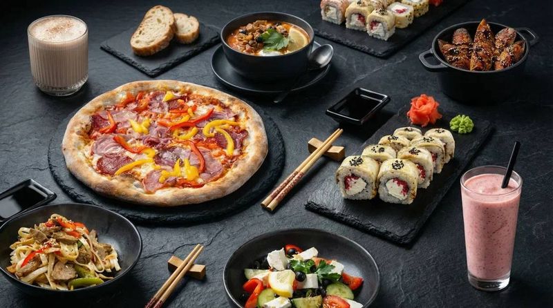Мульти-форматное меню: масштабная фуд-фотография застолья с пиццей, роллами, воком и супом. Комплексная съемка для рекламы ресторана