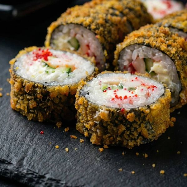 Жареные теплые роллы крупным планом. Вкусный визуальный контент для меню японской кухни