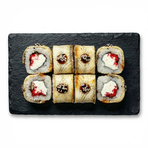 Каталожная фуд-фотография роллов с угрем на белом фоне. Изолированная съемка меню для Яндекс Еды и Delivery