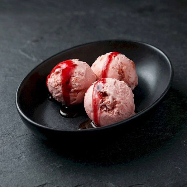 Шарики ягодного мороженого с сиропом. Профессиональная предметная съемка десертов для кафе