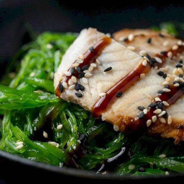 Макро-съемка салата чука с угрем и ореховым соусом. Детальное аппетитное фото для мульти-форматного меню