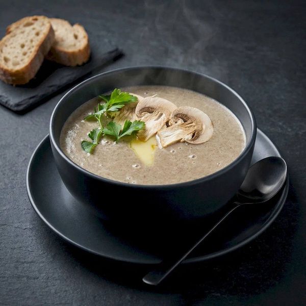 Грибной крем-суп с шампиньонами. Эмоциональная съемка европейской кухни в темном ключе