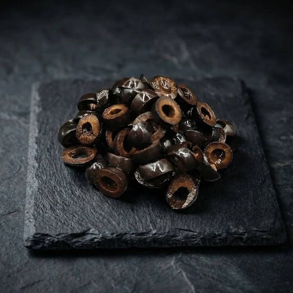 Макро-фотография черных оливок. Детальная фуд-съемка ингредиентов для повышения конверсии