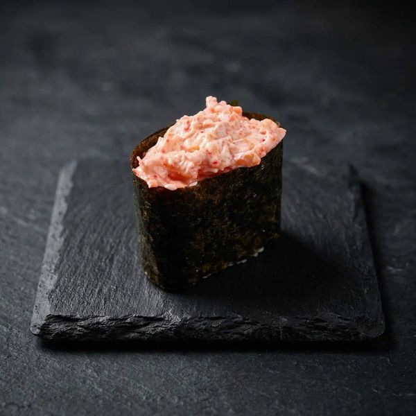 Суши с цветной шапкой. Имиджевая предметная съемка суши для социальных сетей