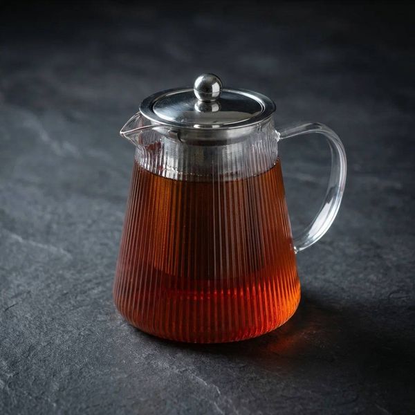 Стеклянный чайник с черным чаем. Предметная фотография напитков для барной карты ресторана