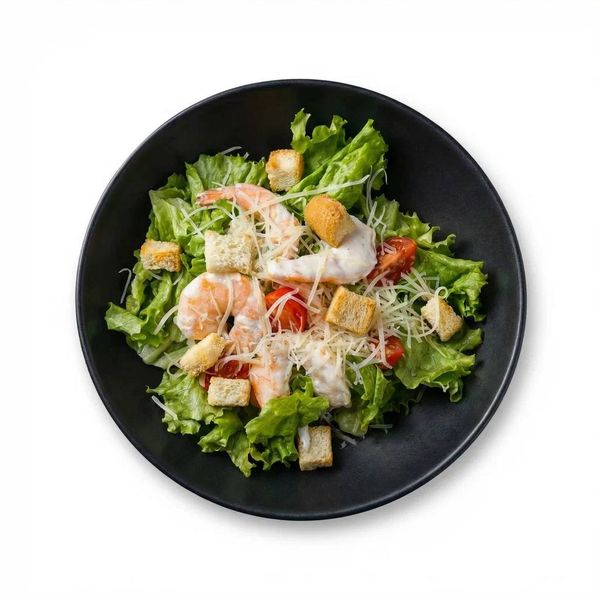 Салат Цезарь с креветками. Качественная фуд-фотография европейской кухни для сервисов доставки