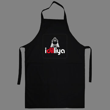 Знак-логотип "idilliya" на рабочем фартуке.