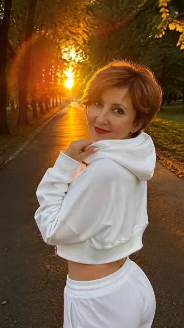 Женщина в парке на закате
