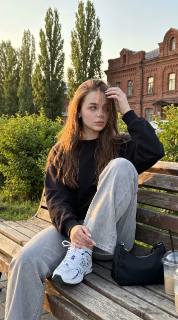 Девушка в парке на закате