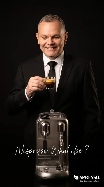 Мужчина с кофе Nespresso