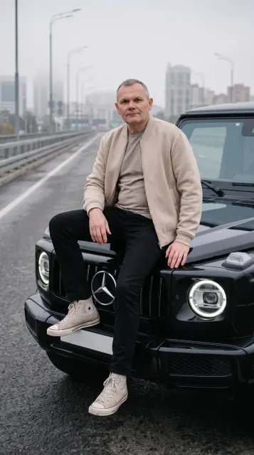 Мужчина на капоте Mercedes G-Class