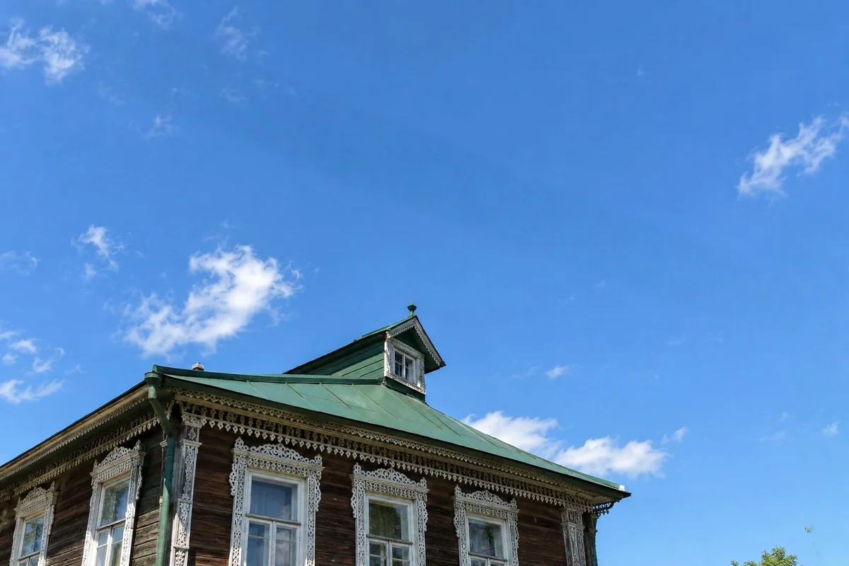 Дом и чистое небо без проводов и столба после удаления по маске