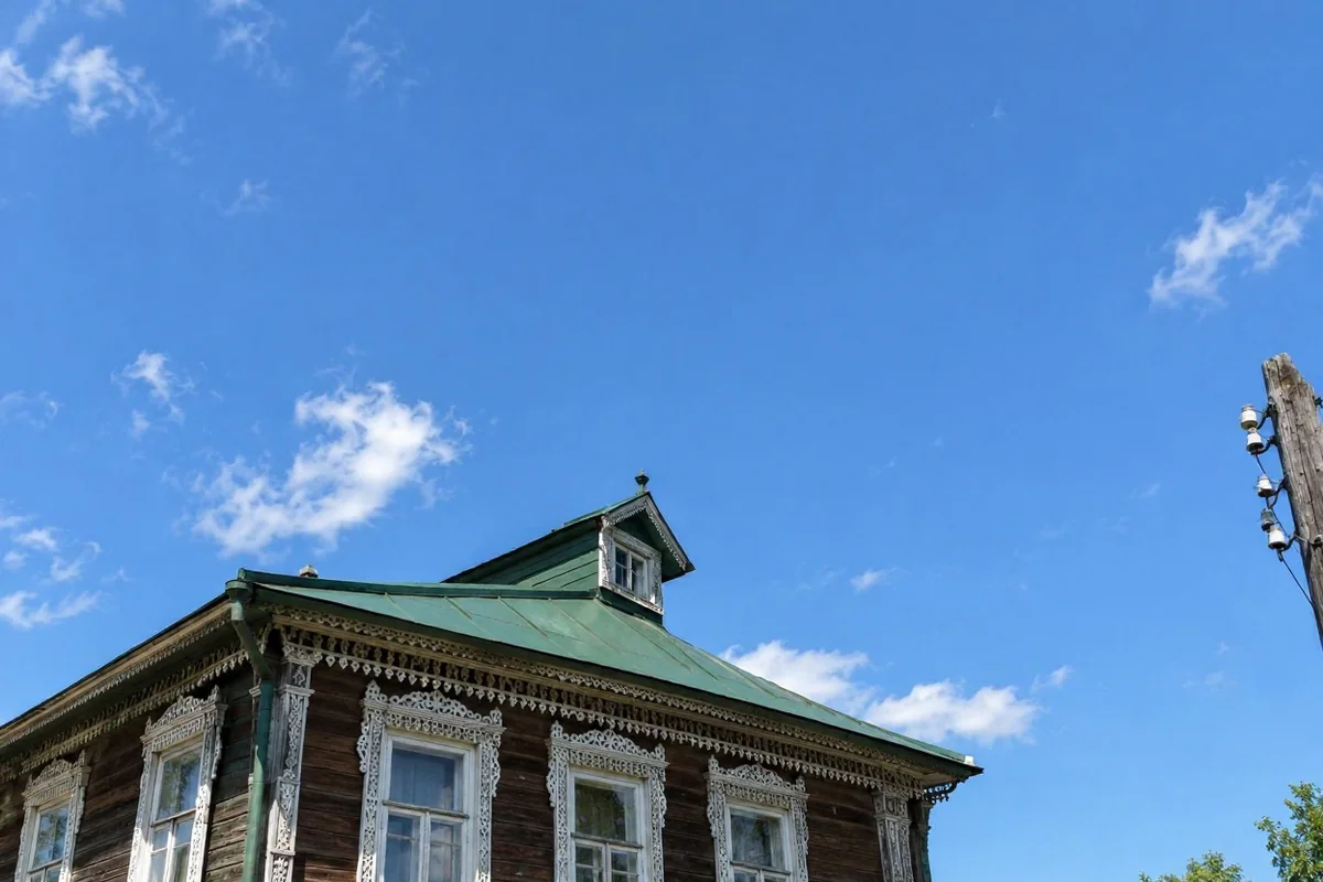 Дом без проводов, но со столбом справа после удаления по описанию