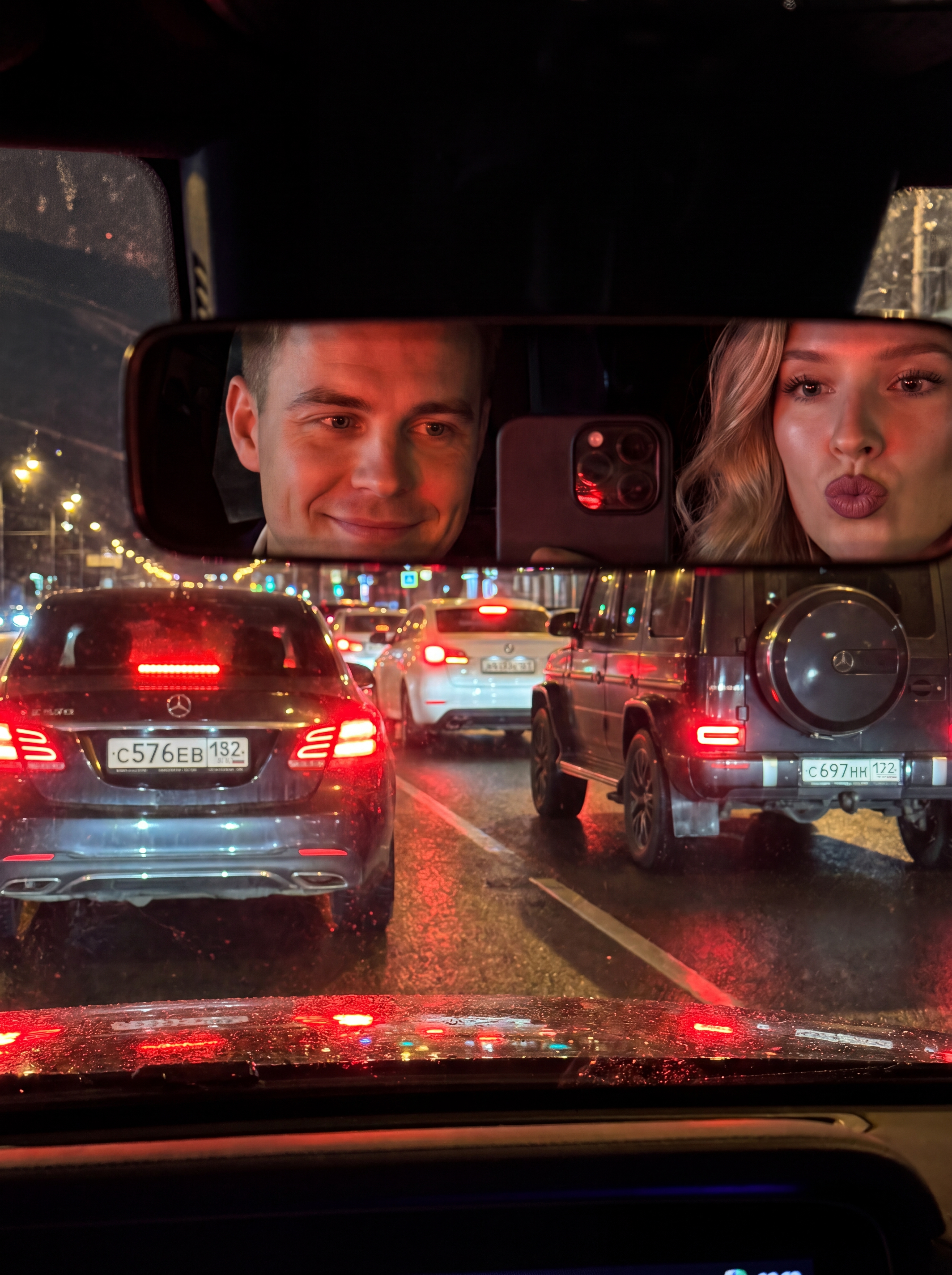 Романтичное парное фото селфи в зеркале авто