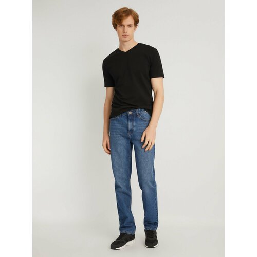Купить Джинсы Zolla, размер 33, голубой
Базовые джинсы классического прямого фасона, вы...