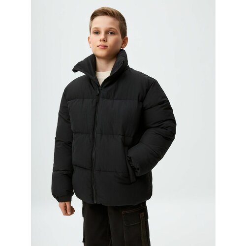 Купить Куртка Sela, размер 134, черный
Короткая дутая куртка sela для мальчиков — это о...