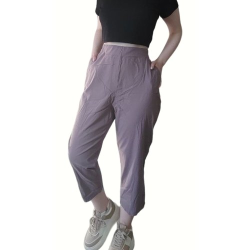 Купить Капри , размер 64, фиолетовый
Элегантные капри с декоративной отделкой пуговицам...