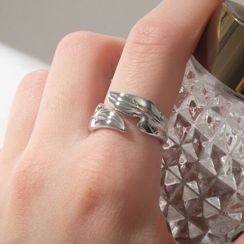 Купить Кольцо Queen Fair, серебряный
<p>Кольцо "Листья" дуэт, цвет серебро, безразмерно...