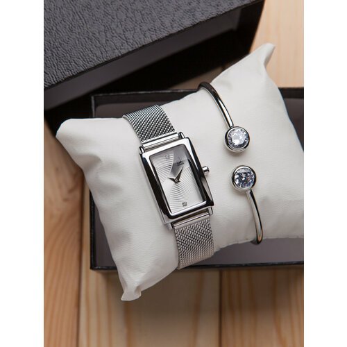 Купить Наручные часы, серебряный
Стильные женские наручные часы с браслетом серебристог...