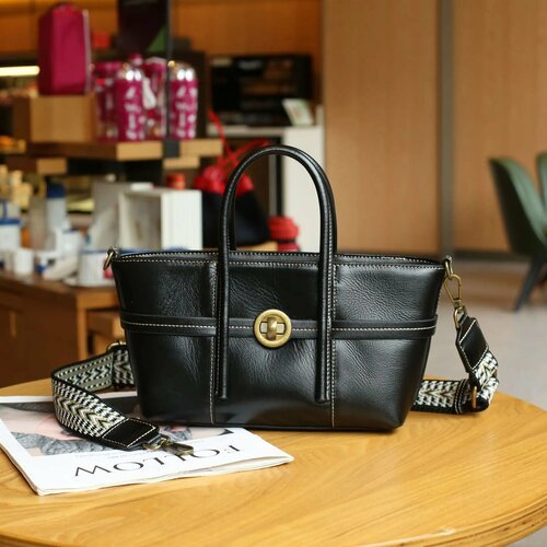 Купить Сумка 17283, черный
Женская сумка из натуральной кожи: стиль и функциональность<...