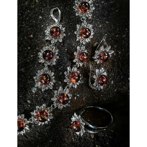 Купить Серьги , янтарь, серебряный
Небольшие серьги в цветочном дизайне, украшенные нат...