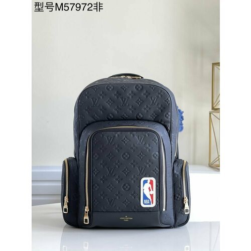 Купить Рюкзак M57972
Баскетбольный рюкзак серии LVхNBA выполнен из зернистой кожи с тис...