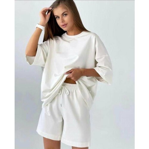 Купить Костюм, размер 48, белый
Комплект из футболки и шорт для базового гардероба стил...