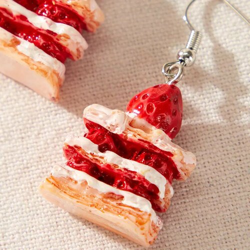 Купить Серьги
Серьги «Клубничные пирожные»<br><br>Эти серьги в виде ягодных пирожных то...
