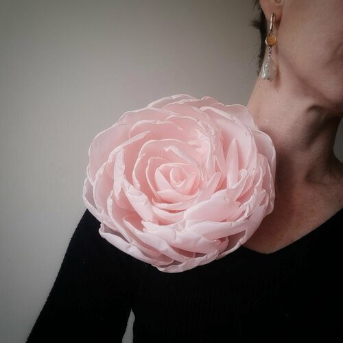Купить Брошь, розовый
Брошь-цветок большая из подкладочной ткани, легкая и воздушная. П...