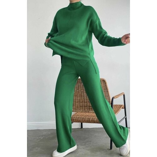 Купить Костюм MissForm, размер 42/48, зеленый
Минималистичный монохром - в костюме из б...