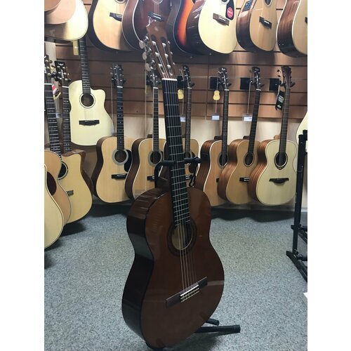 Купить Классическая гитара Yamaha C40
YAMAHA C40 – полноразмерная классическая гитара и...
