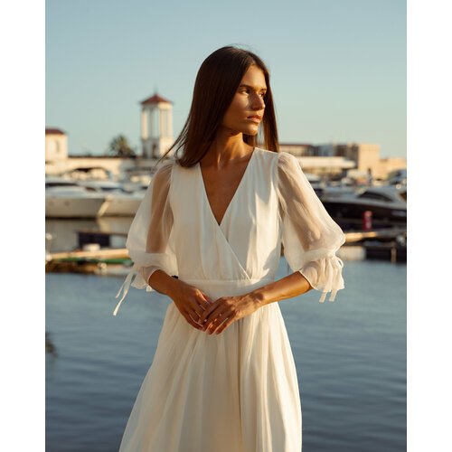 Купить Платье ANNA & TEO, размер S/M, белый
Платье из итальянского шёлка с завязками на...