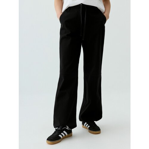 Купить Брюки Sela, размер M, черный
Женские брюки 4804011509 от Sela - это стильный и к...